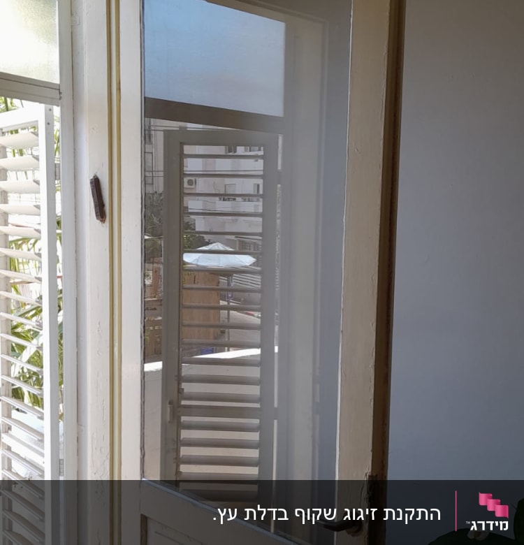 דלת עץ עם חלון זכוכית שקוף